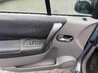 Renault Scenic 2.0-16V Expression Comfort picture 15