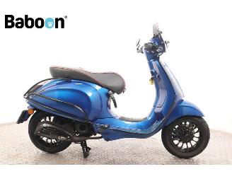 krockskadad bil bromfiets Vespa  Sprint 45KM 2015/8
