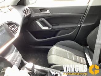 Peugeot 308 308 (L3/L8/LB/LH/LP), Hatchback 5-drs, 2013 / 2021 1.2 12V e-THP PureTech 130 picture 14