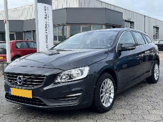 krockskadad bil auto Volvo V-60 1.6 T3 Momentum 2015/6