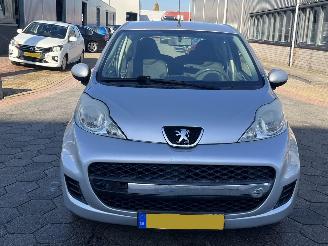 Peugeot 107 1.0-12V Urban Move picture 2
