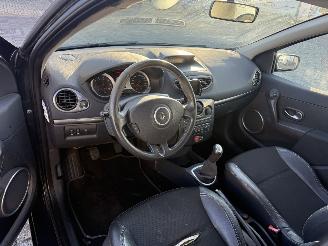 Renault Clio 1.4-16V Exception picture 17