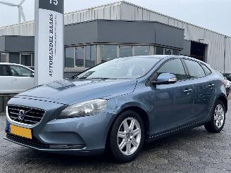 Vaurioauto  passenger cars Volvo V-40 1.6 D2 Kinetic 2012/10