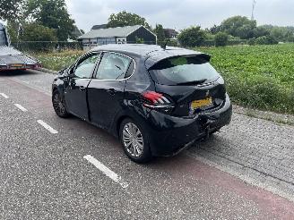 Peugeot 208 1.2 VTi Allure picture 4