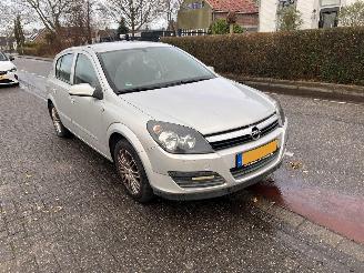 Unfallwagen Opel Astra 1.6-16V automaat 2005/12