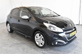 Damaged car Peugeot 208 1.2 PureT. Signature 2019/6