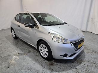 damaged passenger cars Peugeot 208 1.0 Pure Tech Like 2014/10