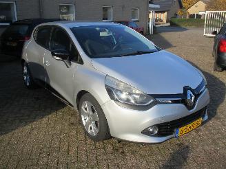 damaged passenger cars Renault Clio 0.9 TCe Expression 5drs 2013/10
