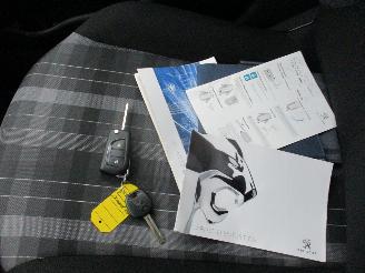 Peugeot 108 1.0 E -VTI BLUE L. EX picture 27