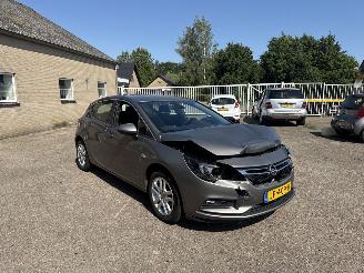 damaged passenger cars Opel Astra 1.4 Edition AUT REST BPM €800,-!!! 2016/5