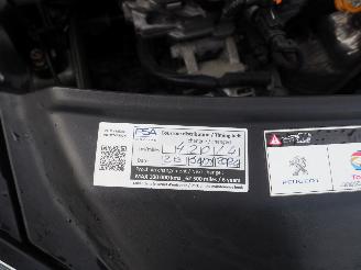 Peugeot 208 1.2 VTi Style picture 18