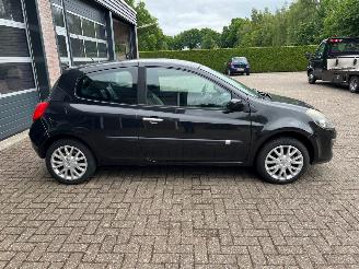 Renault Clio 1.6 16v Dynamique S picture 2