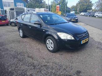 krockskadad bil auto Kia Cee d Cee\'d Sporty Wagon (EDF) Combi 1.6 CVVT 16V (G4FC) [93kW] 2009/3