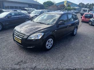 Kia Cee d Cee\'d Sporty Wagon (EDF) Combi 1.6 CVVT 16V (G4FC) [93kW] picture 2