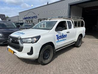 damaged commercial vehicles Toyota Hilux 2.4 D-4D 110KW EXTRA CAB. AIRCO KLIMA 4WD 2021/5