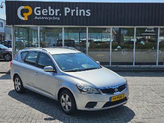 krockskadad bil auto Kia Cee d 1.4 16V Combi/o  Benzine 1.396cc 66kW (90pk) FWD 2011/4