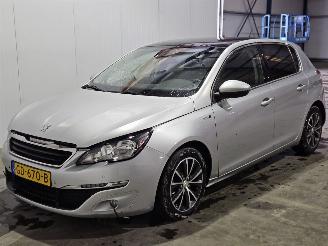 Damaged car Peugeot 308 1.2 12V e-THP PureTech 130 Hatchback 4Dr Benzine 1.199cc 96kW (131pk) FWD 2015/4