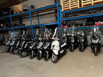 skadebil bromfiets Sym  DIVERSE HELE JONGE SCOOTERS TE KOOP VAN ALLE MERKEN 2021/1