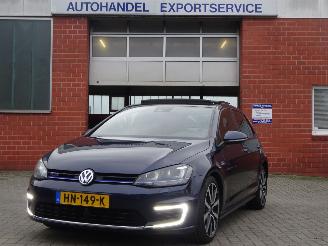 Voiture accidenté Volkswagen Golf GTE Pug-in Hybride 110kw, Panorama, Lane assist 2015/12