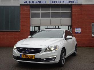 Schadeauto Volvo V-60 D6 AWD Plug in Hybrid 158kw, Leer, Navi, Climate& Cruise 2014/2