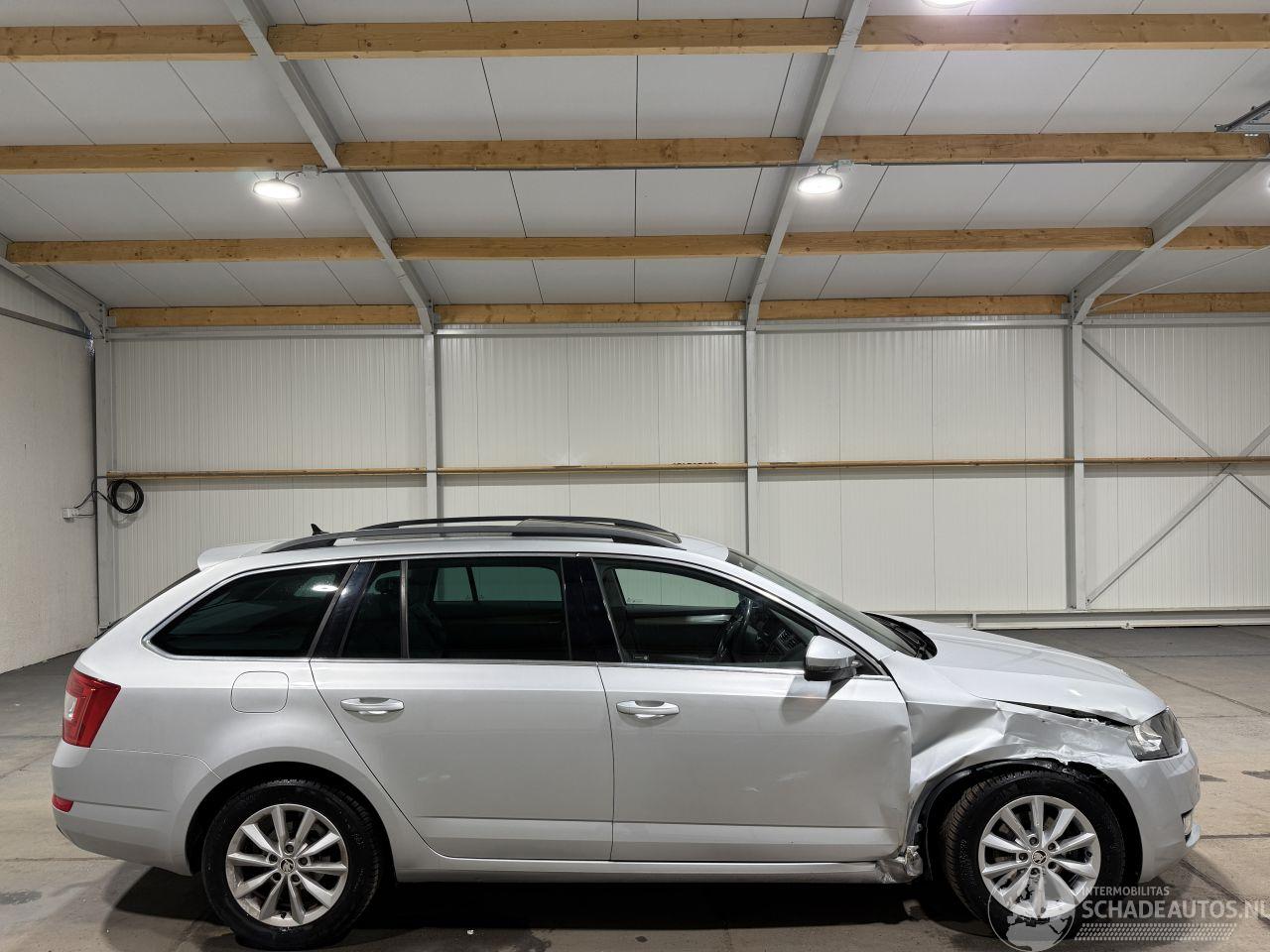 Skoda Octavia 1.6TDI 81kW Automaat Panoramadak