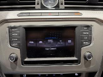 Volkswagen Passat 1.6TDI 88kW Clima Connected Series picture 17