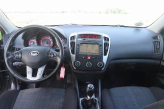 Kia Cee d 1.4 Cvvt 90pk Seven Airco Navigatie Clima Camera   2011 picture 2