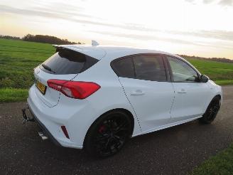 damaged passenger cars Ford Focus 1.0  125pk Eco Boost 5drs St Line 2019 Business Line 115.000 km Camera Navigatie Leer 2019/9