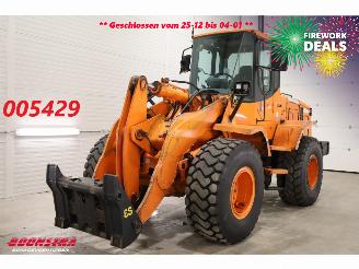 Vaurioauto  machines   DL250 Wiellader Airco BY 2011 2011/1