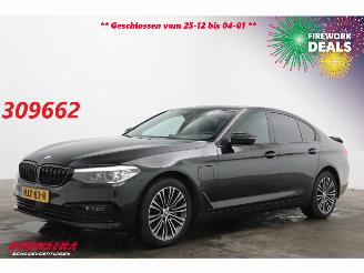 Vaurioauto  passenger cars BMW 5-serie 530e iPerformance WASSER SportLine Schuifdak LED ACC SHZ PDC 2018/12
