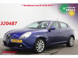 Vaurioauto  passenger cars Alfa Romeo Giulietta 1.4 T 170 PK Aut. Distinctive Lusso Navi Clima Cruise PDC AHK 2014/5