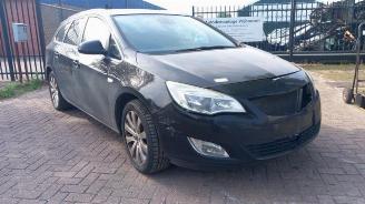 Coche siniestrado Opel Astra Astra J Sports Tourer (PD8/PE8/PF8), Combi, 2010 / 2015 1.7 CDTi 16V 2011/6