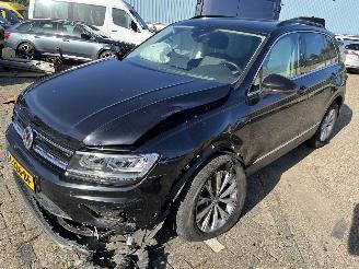 Vaurioauto  passenger cars Volkswagen Tiguan 1.5 TSI Highline  Automaat 2020/8