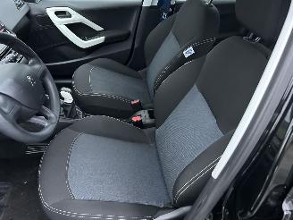 Peugeot 208 1.0   5 Drs   ( Motorschade ) picture 7