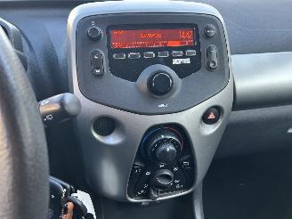 Peugeot 108 1.0 picture 11