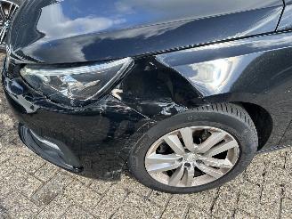 Peugeot 308 1.2 PureTech     5 Drs picture 2