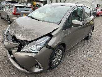 damaged passenger cars Toyota Yaris 1.5 Hybrid Dynamic  Automaat 2020/4