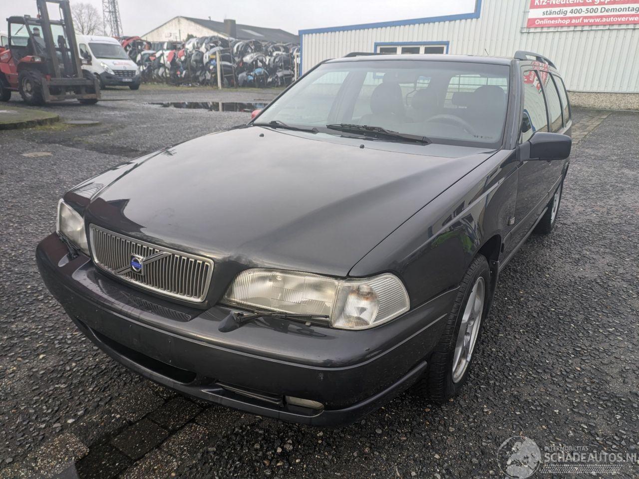 Volvo V-70 2.4