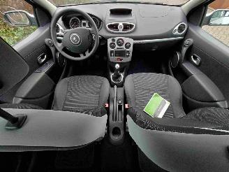Renault Clio 1.2-16V Special Rip Curl picture 5