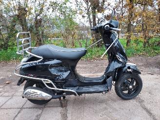 Sloop scooter Vespa   2010/6