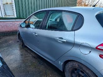 Peugeot 208  picture 2