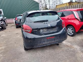 Peugeot 208  picture 10