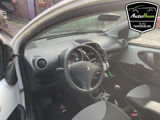 Peugeot 107 107, Hatchback, 2005 / 2014 1.0 12V picture 10