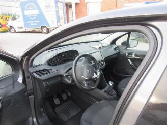 Peugeot 208  picture 8
