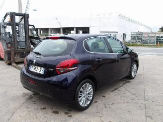 Peugeot 208  picture 6