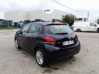 Peugeot 208  picture 8