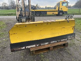 škoda strojů Overige  ATKINSON-HOWIE SNEEUWPLOEG (KLEIN) KAN HYDRAULISCH NAAR 1 ZIJDE BEWEGEN 1998/1