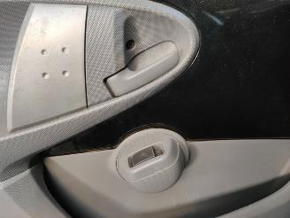 Peugeot 107 1.0 5 deurs airco picture 4