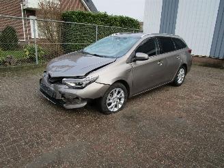 Vaurioauto  passenger cars Toyota Auris 1.8 Hybride Navi Camera Leder 2015/11