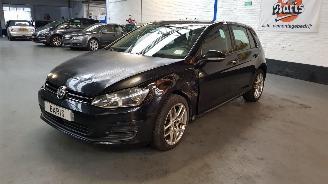 Voiture accidenté Volkswagen Golf 1.6 TDI BLUEMOTION 16V AUT  DSL 1.598CC 81KW 110PK 2016/3